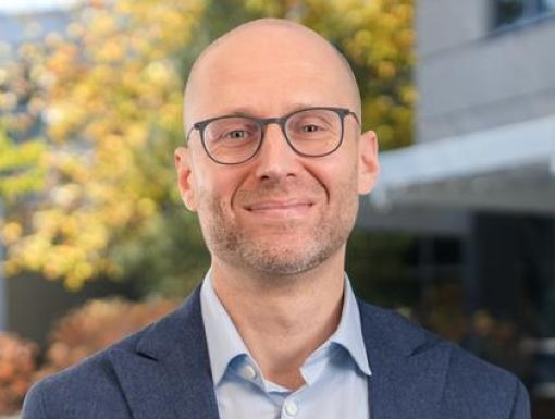 Headshot of Richard Gluckselig.
